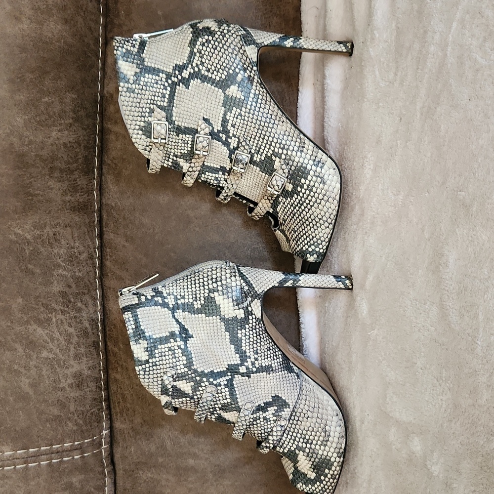 EUC! Karl Lagerfeld Snakeskin Patterned Women's Ankle Boots - Picture 4 of 10